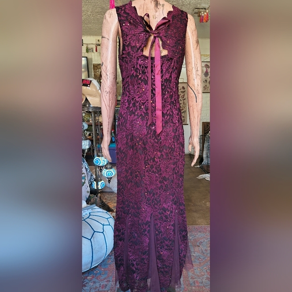 Sleeveless Burgundy Lace Maxi Dress with Scalloped V-Neck - Picture 4 of 4